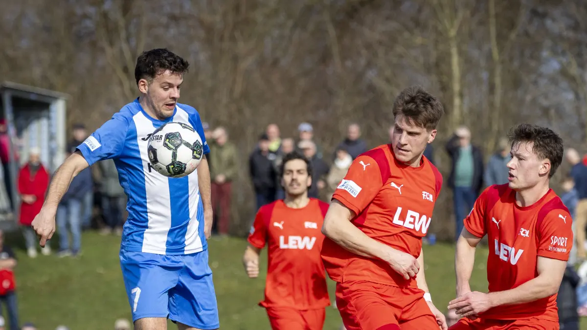 Fußball, FV Illertissen (blau), Regionalliga-Derby gegen den FC Memmingen (rot), Yannick Glessing