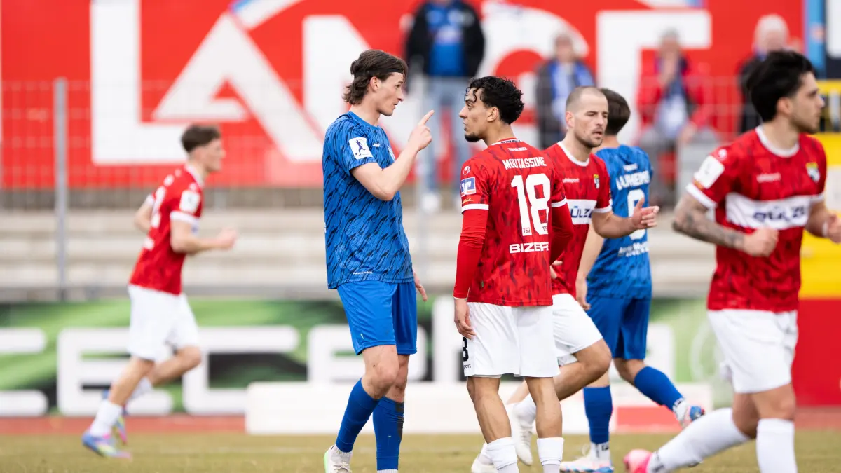 Amnay Moutassime, (TSG Balingen, #18), im Diskurs mit Paul Polauke (SGV Freiberg Fussball, #05)
TSG Balingen vs. SGV Freiberg, Fussball, Regionalliga Suedwest, 22. Spieltag, Saison 2025/2026, 28.02.2026,
Eibner-Pressefoto/Andreas Ulmer