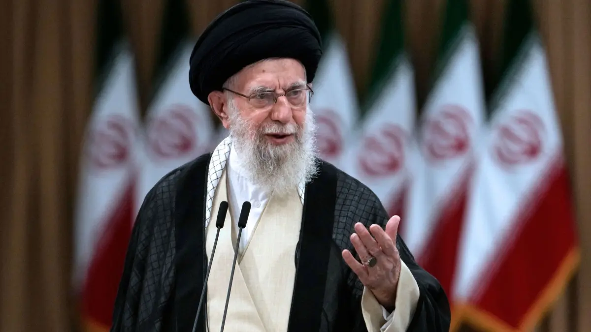 Ajatollah Ali Chamenei: ARCHIV - 05.07.2024, Iran, Teheran: Der oberste iranische Führer Ajatollah Ali Chamenei spricht bei der Stimmabgabe für die damalige Präsidentschaftsstichwahl. Seit Samstagmorgen (28.02.2028) führen Israel und die USA mit Luftangriffen Krieg gegen den Iran. Das iranische Staatsoberhaupt Ajatollah Ali Chamenei soll laut dem iranischen Außenminister die Attacken bisher überlebt haben. (Zu dpa «Iranischer Außenminister: Chamenei lebt «soweit ich weiß»») Foto: Vahid Salemi/AP/dpa +++ dpa-Bildfunk +++