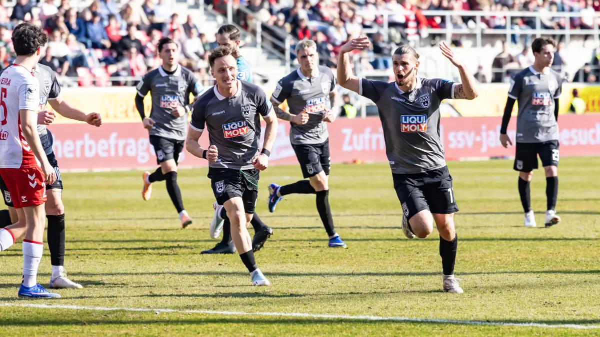 28.02.2026, Fussball, Saison 2025/2026, 3. Liga, Jahnstadion Regensburg, 26. Spieltag, SSV Jahn Regensburg - SSV Ulm 1846 Fußball, Torjubel Jubel Freude nach Treffer Tor Torschuss zum 1:1 durch 11 Dennis Chessa (SSV Ulm 1846 Fußball)
Foto: Lucca Fundel