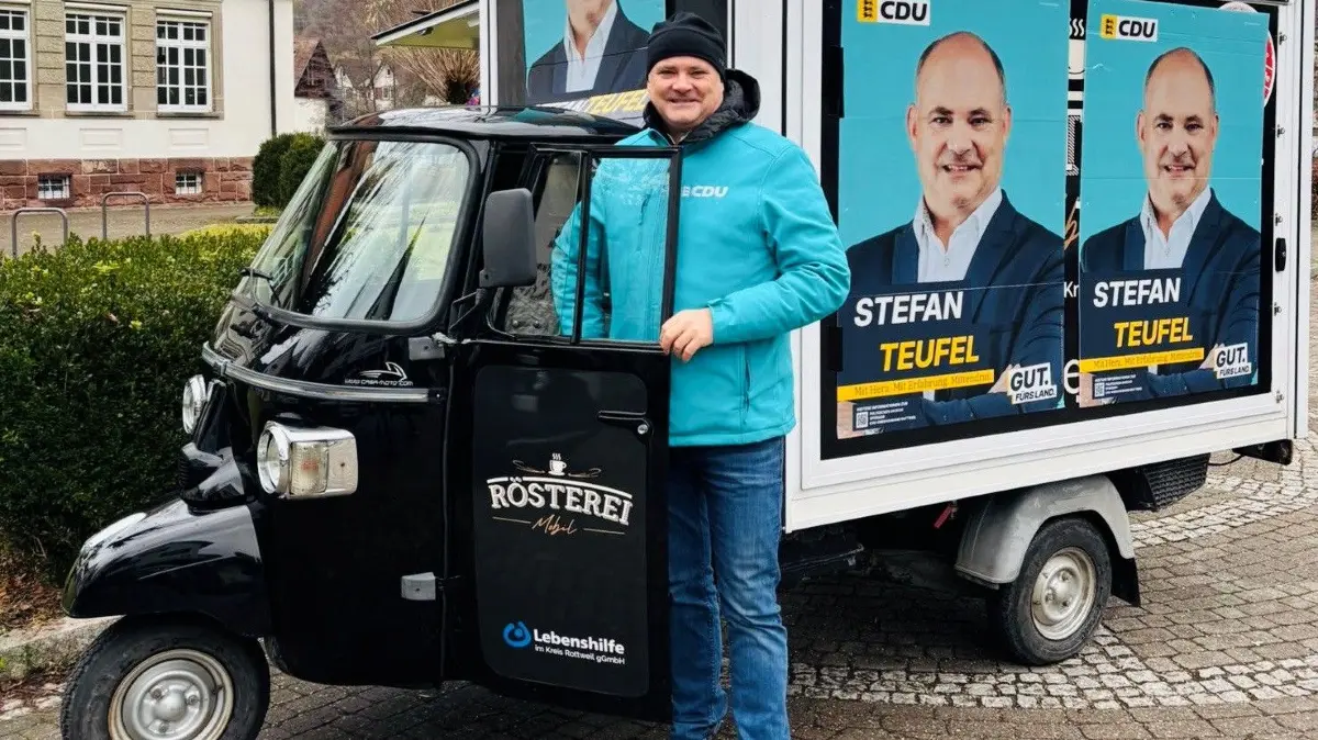 Stefan Teufel ist im Landtagswahlkampf mit der Kaffee-Ape unterwegs.