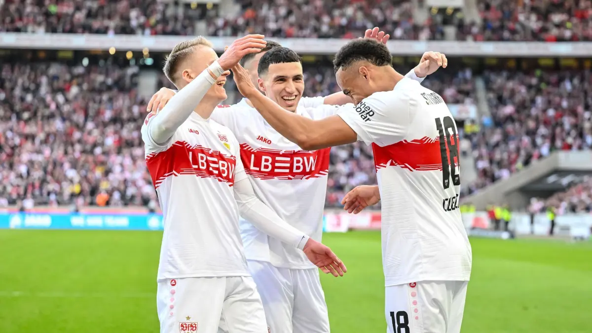 VfB Stuttgart - VfL Wolfsburg: 01.03.2026, Baden-Württemberg, Stuttgart: Fußball: Bundesliga, VfB Stuttgart - VfL Wolfsburg, 24. Spieltag, MHPArena. Chris Führich (l, VfB Stuttgart), Bilal El Khannouss (VfB Stuttgart) und Jamie Leweling (VfB Stuttgart) jubeln nach dem Tor zum 2:0. Foto: Harry Langer/dpa - WICHTIGER HINWEIS: Gemäß den Vorgaben der DFL Deutsche Fußball Liga bzw. des DFB Deutscher Fußball-Bund ist es untersagt, in dem Stadion und/oder vom Spiel angefertigte Fotoaufnahmen in Form von Sequenzbildern und/oder videoähnlichen Fotostrecken zu verwerten bzw. verwerten zu lassen. +++ dpa-Bildfunk +++