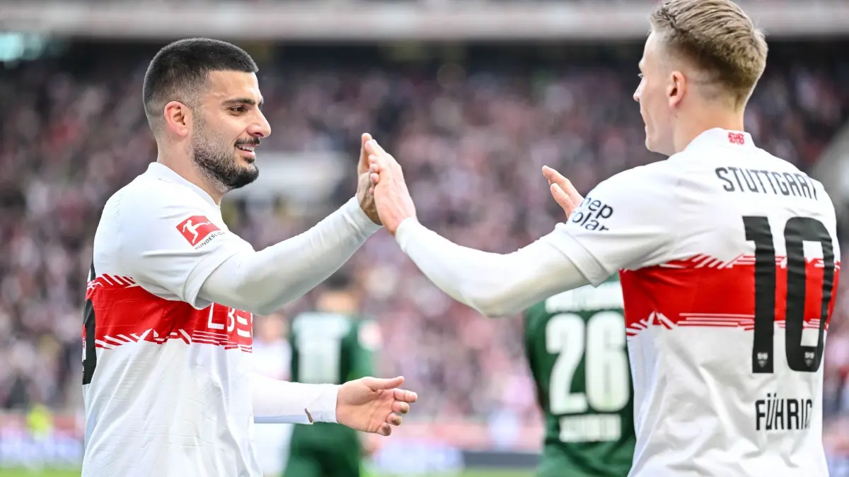 VfB Stuttgart - VfL Wolfsburg: 01.03.2026, Baden-Württemberg, Stuttgart: Fußball: Bundesliga, VfB Stuttgart - VfL Wolfsburg, 24. Spieltag, MHPArena. Deniz Undav (l, VfB Stuttgart) und Chris Führich (VfB Stuttgart) klatschen sich nach dem 1:0 ab. Foto: Harry Langer/dpa - WICHTIGER HINWEIS: Gemäß den Vorgaben der DFL Deutsche Fußball Liga bzw. des DFB Deutscher Fußball-Bund ist es untersagt, in dem Stadion und/oder vom Spiel angefertigte Fotoaufnahmen in Form von Sequenzbildern und/oder videoähnlichen Fotostrecken zu verwerten bzw. verwerten zu lassen. +++ dpa-Bildfunk +++