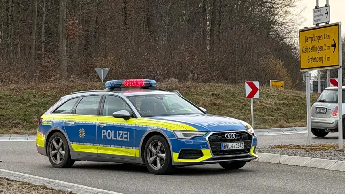 Wegen der Gefahrenlage sorgte die Polizei an den Ortseingängen von Grafenberg am Samstag dafür, dass niemand in den Ort einfuhr.
