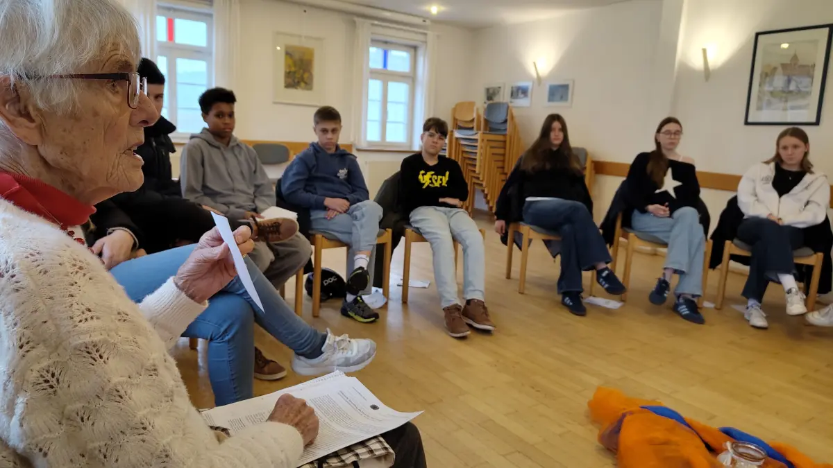 Zeitzeugin Hildegard Rudolph aus Gailenkirchen berichtet im örtlichen Konfirmandenunterricht aus dem Alltag in der Zeit des Nationalsozialismus
