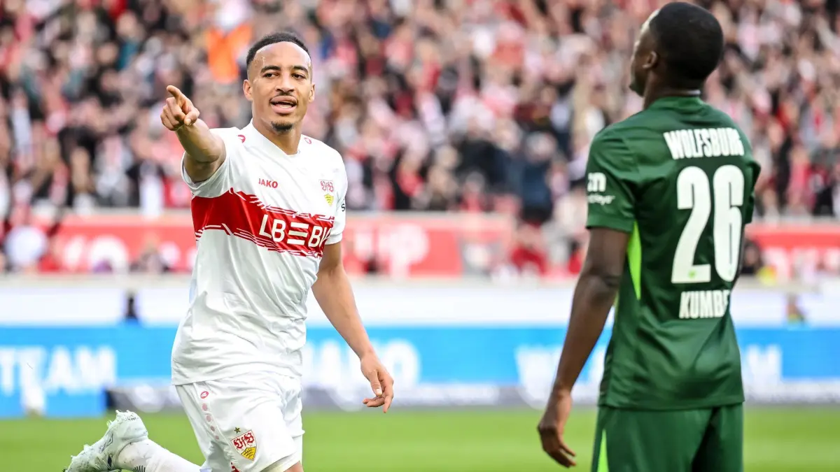 VfB Stuttgart - VfL Wolfsburg: 01.03.2026, Baden-Württemberg, Stuttgart: Fußball: Bundesliga, VfB Stuttgart - VfL Wolfsburg, 24. Spieltag, MHPArena. Jamie Leweling (l, VfB Stuttgart) jubelt nach seinem Tor zum 2:0. Saël Kumbedi (r, VfL Wolfsburg) reagiert unzufrieden. Foto: Harry Langer/dpa - WICHTIGER HINWEIS: Gemäß den Vorgaben der DFL Deutsche Fußball Liga bzw. des DFB Deutscher Fußball-Bund ist es untersagt, in dem Stadion und/oder vom Spiel angefertigte Fotoaufnahmen in Form von Sequenzbildern und/oder videoähnlichen Fotostrecken zu verwerten bzw. verwerten zu lassen. +++ dpa-Bildfunk +++