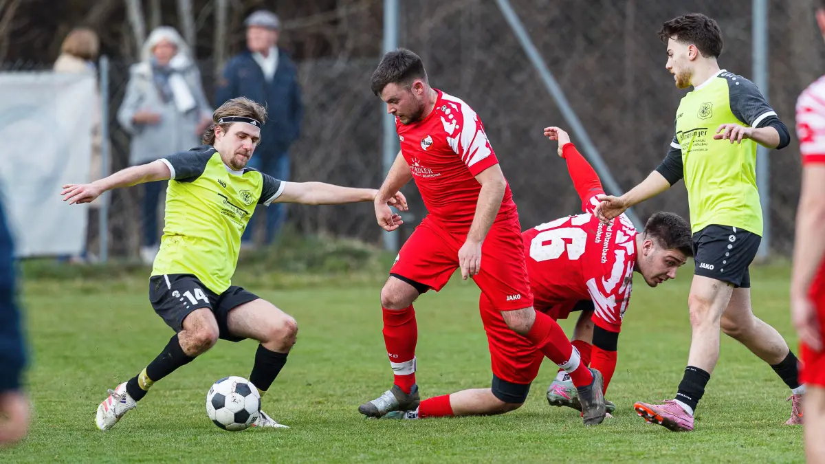 Fußball Kreisliga B9 : Fußball Kreisliga B9 ; FTSV Bad Ditzenbach/Gosbach - TSV Obere Fils;
Paul Kaltenmaier (TSV Obere Fils, #14) und Florian Eckert (FTSV Bad Ditzenbach-Gosbach, #2);
01.03.2026; Gosbach.
Foto: Thomas Madel