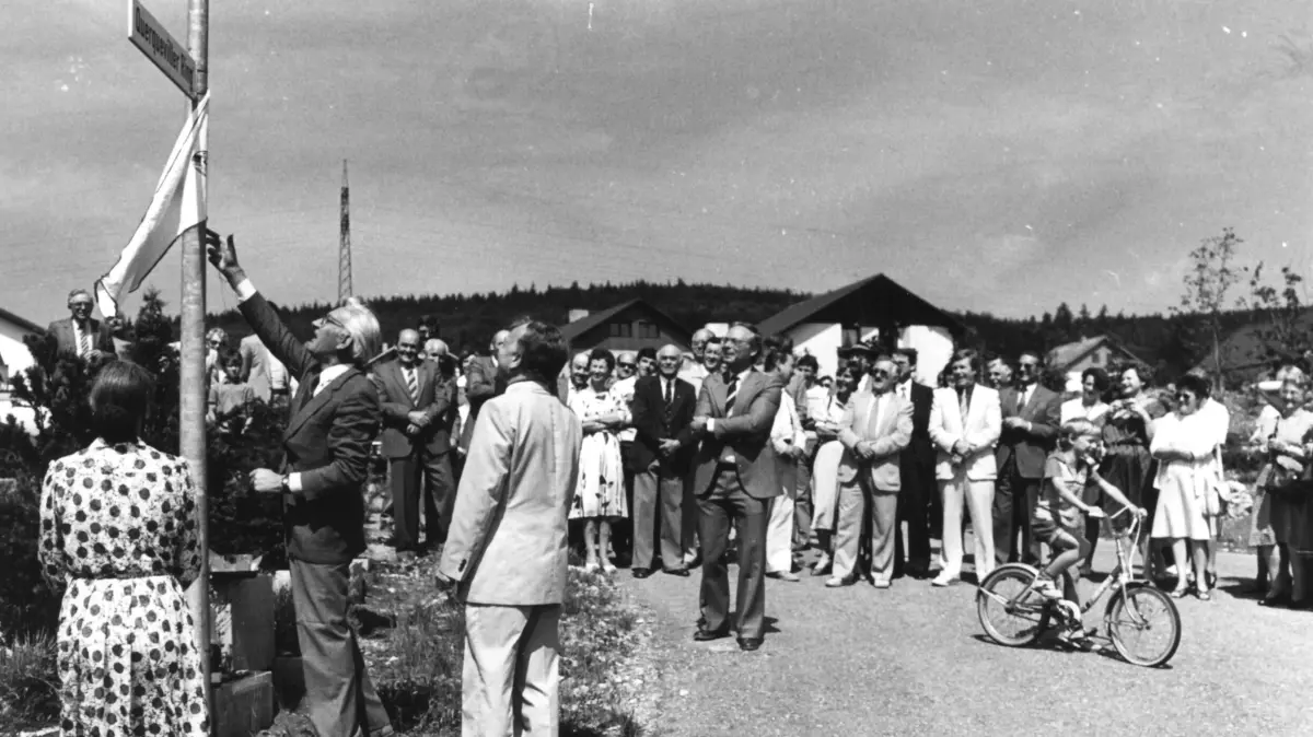 Straße der Freundschaft in Allmendingen 1984: Straße der Freundschaft in Allmendingen 1984 Enthüllung des Namenschildes des Querqueviller Ringes mein.swp.de