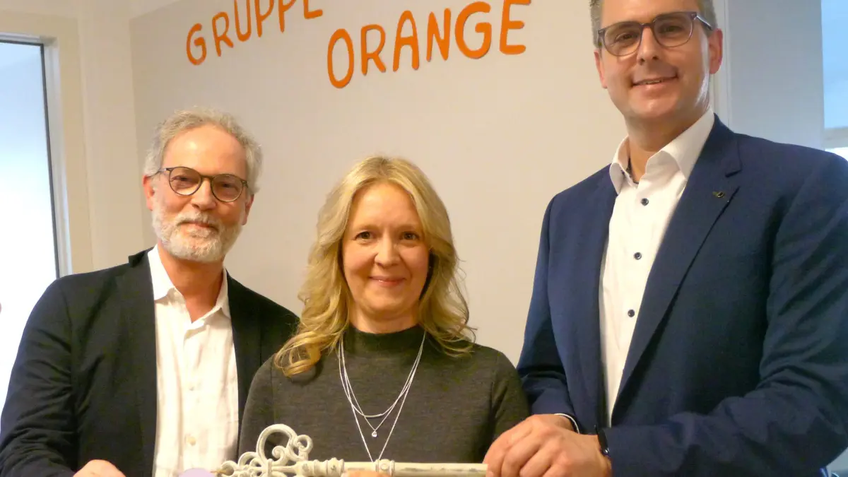 Symbolische Schlüsselübergabe für die neue, gesamtstädtische Kindertagesstätte in Weildorf - von links: Architekt Theo Härtner, Einrichtungsleiterin Christina Hipp und Bürgermeister Heiko Lebherz.