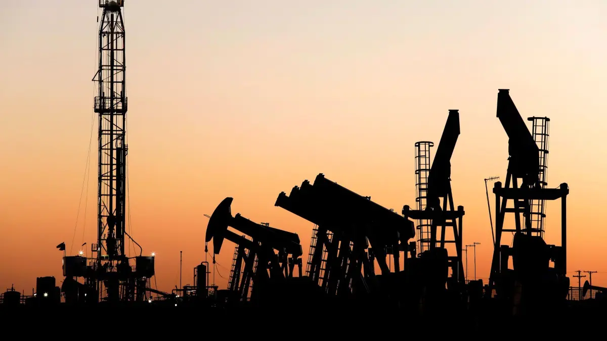Ölförderung: ARCHIV - 25.04.2020, USA, Odessa: Eine Ölbohrplattform steht am Ende einer Reihe von Pumpen kurz nach Sonnenuntergang. Die Ölpreise haben nach der Eskalation im Nahen Osten am Wochenende wie erwartet deutlich zugelegt. (zu dpa: «Ölpreise ziehen wegen Nahost-Eskalation kräftig an») Foto: Eli Hartman/AP/dpa +++ dpa-Bildfunk +++