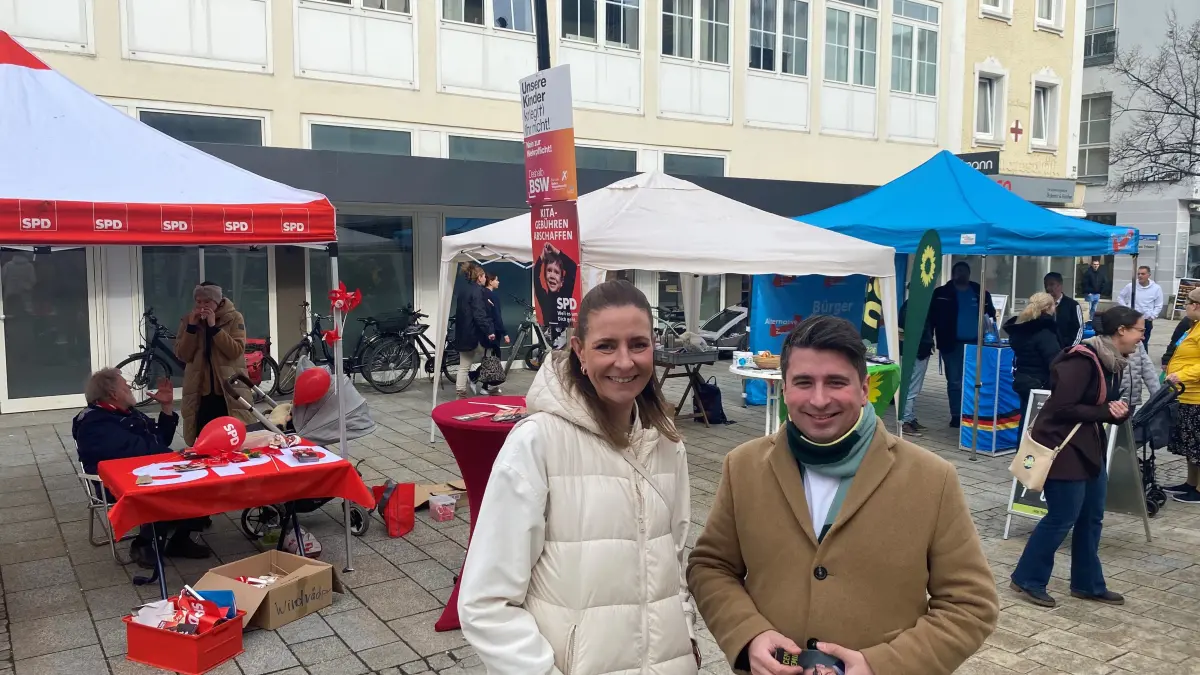 Die SPD-Kandidatin Lisa Späth mit Grünen-Kandidat Tobias Hocke-Beck in der Ehinger Hauptstraße am Samstagmorgen. Ihre Stände standen nebeneinander.