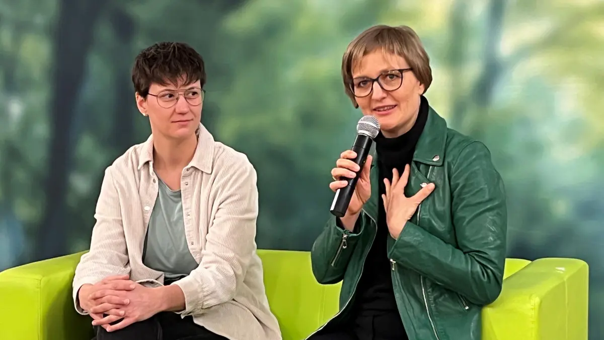 Franziska Brantner (rechts), Bundesvorsitzende der Grünen, im Gespräch mit Lea Geldner, Landtagskandidatin für den Wahlkreis Schwäbisch Hall. Zum "Sofa-Talk mit Lea und Franziska" im Theatersaal des Alten Schlachthauses in Hall sind etwa 60 Zuhörerinnen und Zuhörer gekommen.
