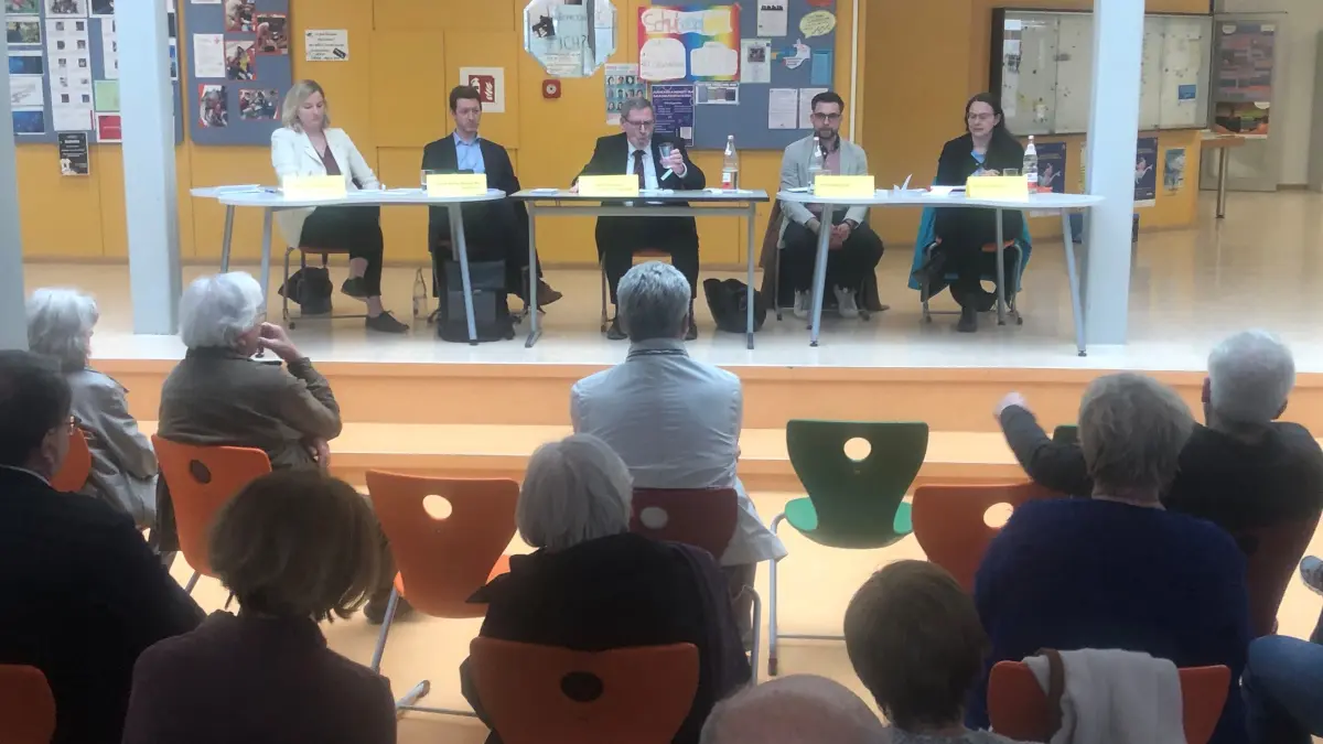 Nur rund 30 Teilnehmer waren zum Wahlkampf-Podium des Kreisseniorenrats nach Horb gekommen. (von links) Bettina Ahrens-Diez und Daniel Belling stellten sich den Fragen von Moderator Martin Zerrinius und beantworteten mit Veit Grünberg und Katrin Schindele auch die aus dem Publikum.