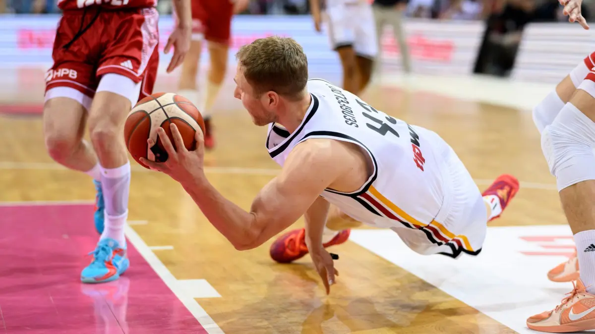Deutschland - Kroatien: 01.03.2026, Nordrhein-Westfalen, Bonn: Basketball: WM-Qualifikation, Deutschland - Kroatien, Europa, 1. Runde, Gruppe E, 4. Spieltag. Christian Sengfelder (Deutschland) spielt den Ball. Foto: Anke Waelischmiller/dpa +++ dpa-Bildfunk +++