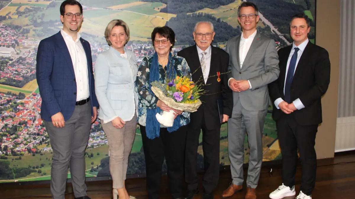 v.li. BM Florian King, Ministerin Nicole Hoffmeister-Kraut, Ingeborg Lacher, Kurt Lacher, Landrat Henrik Bednarz u. Johannes Ertelt