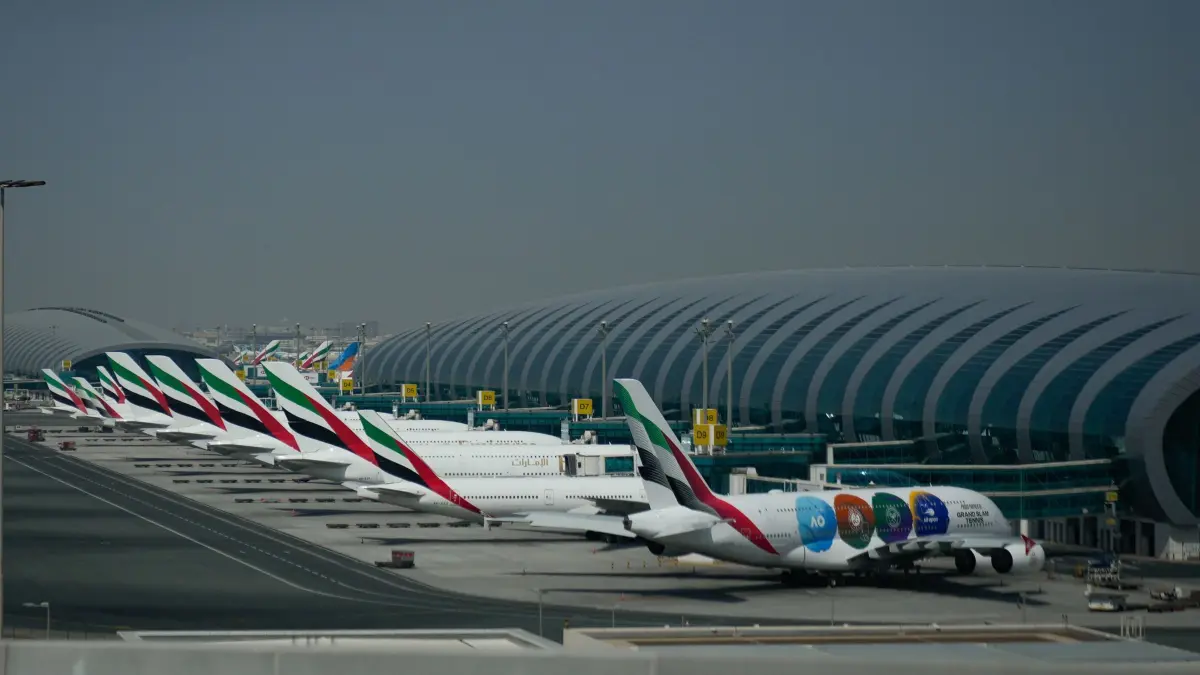 Angriff auf den Iran - Flughafen in Dubai: 01.03.2026, Vereinigte Arabische Emirate, Dubai: Emirates-Flugzeuge werden nach der Schließung des Dubai International Airport geparkt. Foto: Altaf Qadri/AP/dpa +++ dpa-Bildfunk +++
