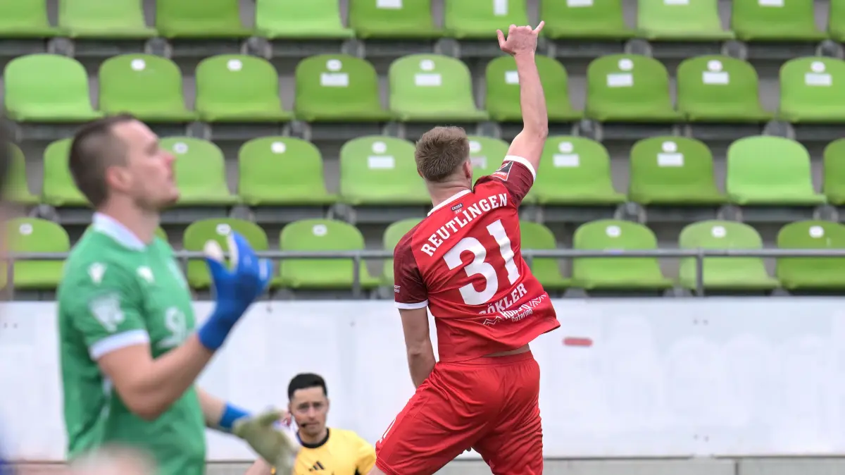 Marcel Sökler bejubelt sein 1:0 für den SSV Reutlingen. SVO-Keeper Mark Redl ist bedient.