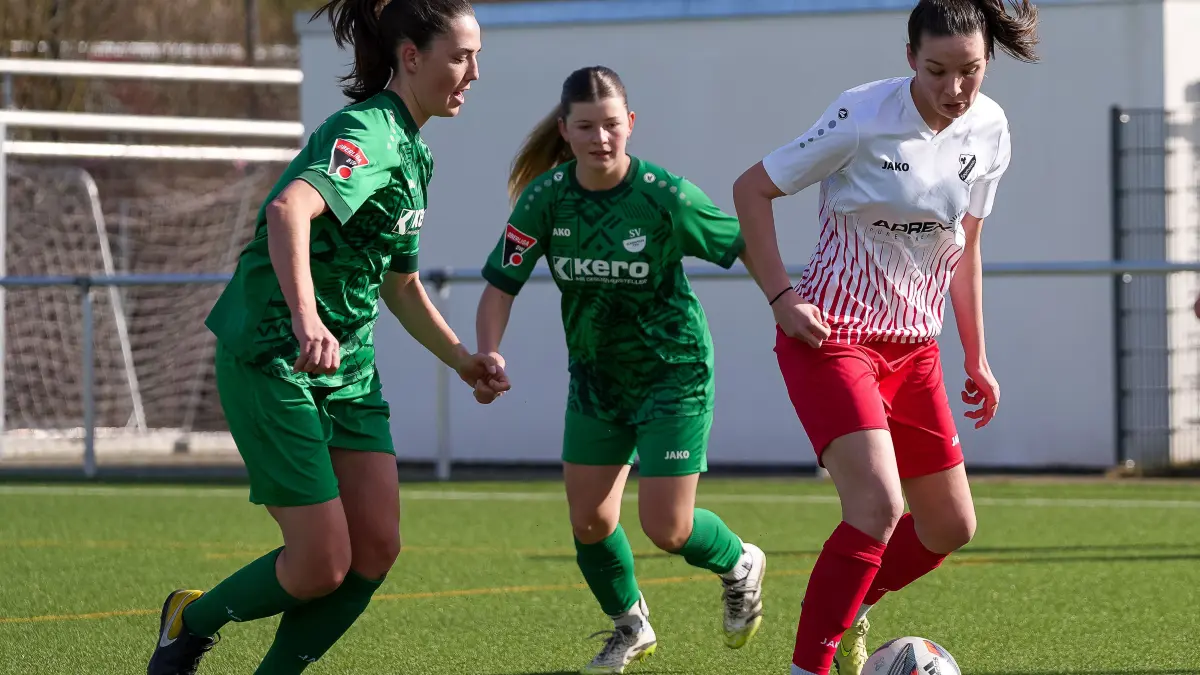 Tamara Würstle (SV Alberweiler) kämpft mit Amy Milz (rechts, SV Eutingen) um den Ball.