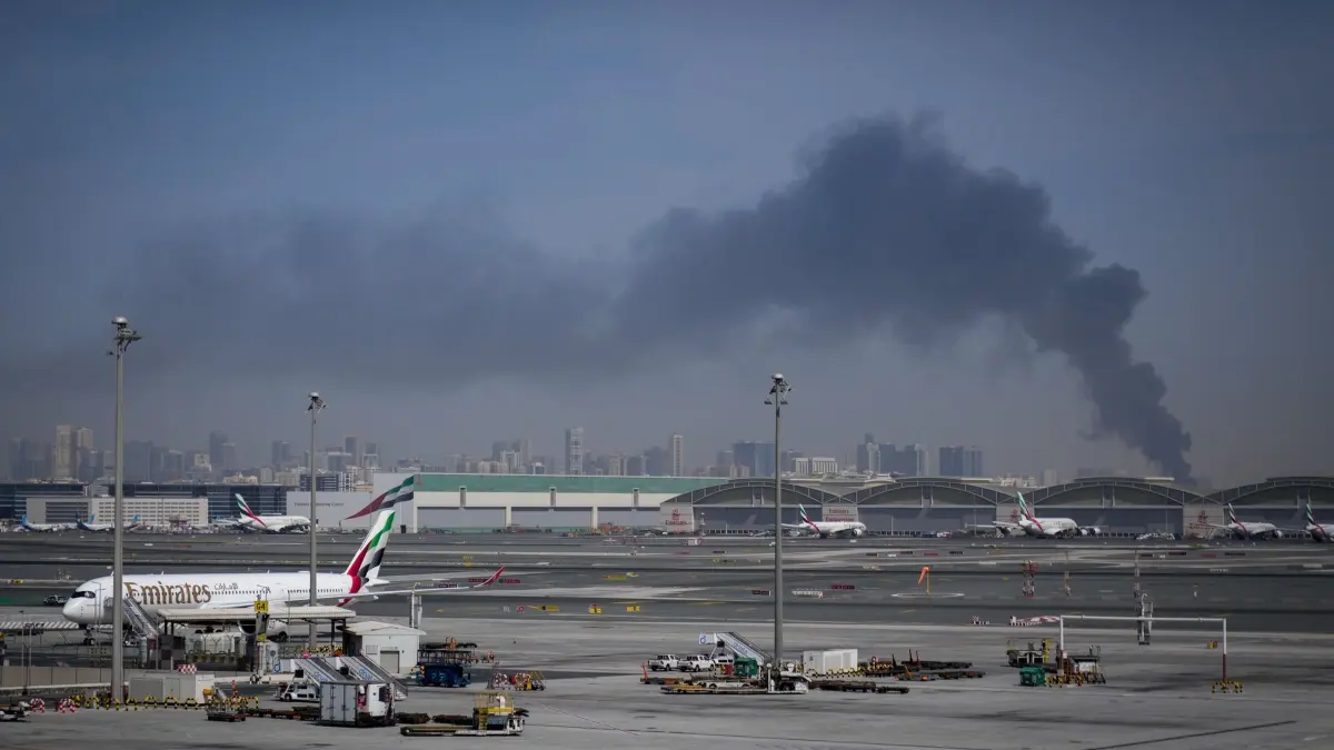 Angriff auf den Iran - Flughafen in Dubai: 01.03.2026, Vereinigte Arabische Emirate, Dubai: Emirates-Flugzeuge werden nach der Schließung des Dubai International Airport geparkt. Foto: Altaf Qadri/AP/dpa +++ dpa-Bildfunk +++