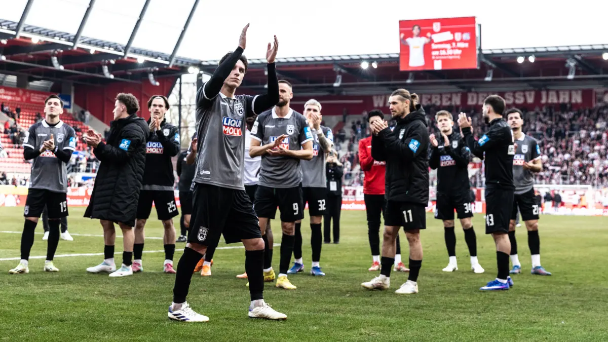28.02.2026, Fussball, Saison 2025/2026, 3. Liga, Jahnstadion Regensburg, 26. Spieltag, SSV Jahn Regensburg - SSV Ulm 1846 Fußball, 23 Max Brandt (SSV Ulm 1846 Fußball) nach Spielende vor den mitgereisten Anhängern des SSV Ulm 1846 Fußball
Foto: Lucca Fundel