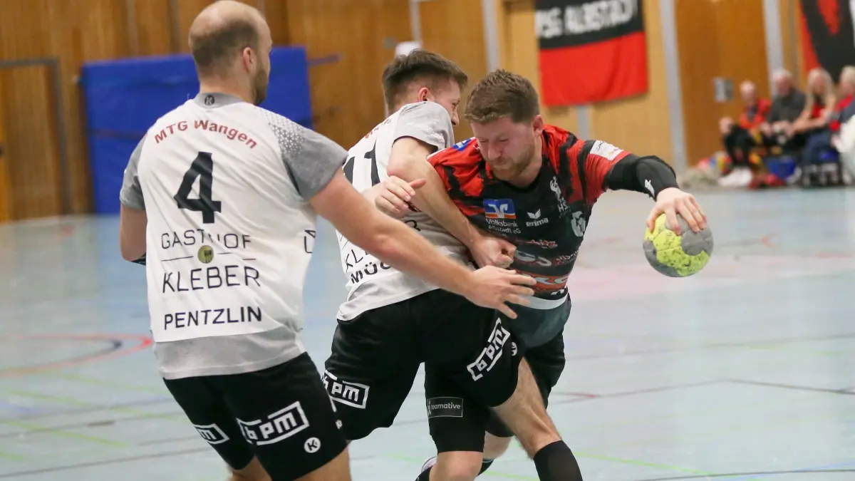 Fabian Mayer (mit Ball) und seine HSG Albstadt mussten sich etwas strecken, bis der Pflichtsieg eingefahren werden konnte.