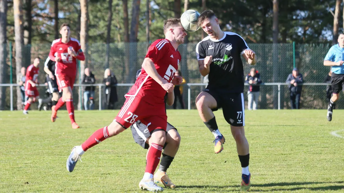 Danny Schmid (li.) und Vincenzo Laurato liefern sich ein Duell. Gros-selfingen setzte sich gegen Gruol/Erlaheim mit 2:0 durch.