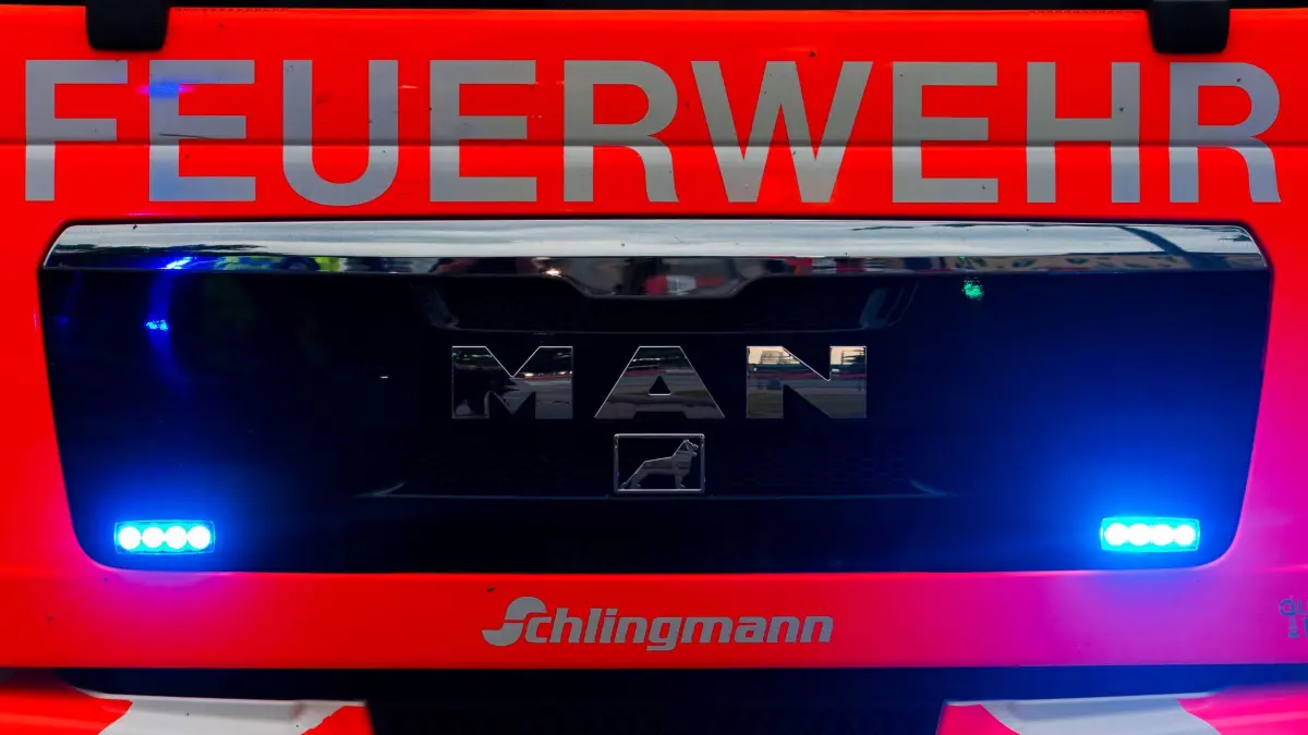 Feuerwehr - Symbolbild: ARCHIV - 22.05.2018, Niedersachsen, Oldenburg: Ein Blick auf einen Einsatzwagen der Feuerwehr. (zu dpa: «Feuerwehr rettet Sechsjährige aus brennender Wohnung») Foto: Mohssen Assanimoghaddam/dpa +++ dpa-Bildfunk +++