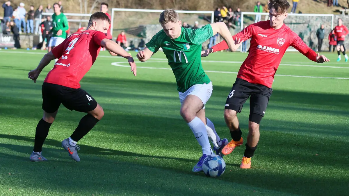 Dotternhausens Angreifer Anes Kljajic lässt hier gleich zwei Gegenspieler stehen und initiiert damit den 2:2-Ausgleichstreffer. Auf dem Kunstrasenplatz unter dem Plettenberg ging es in den 90 Minuten hin und her.