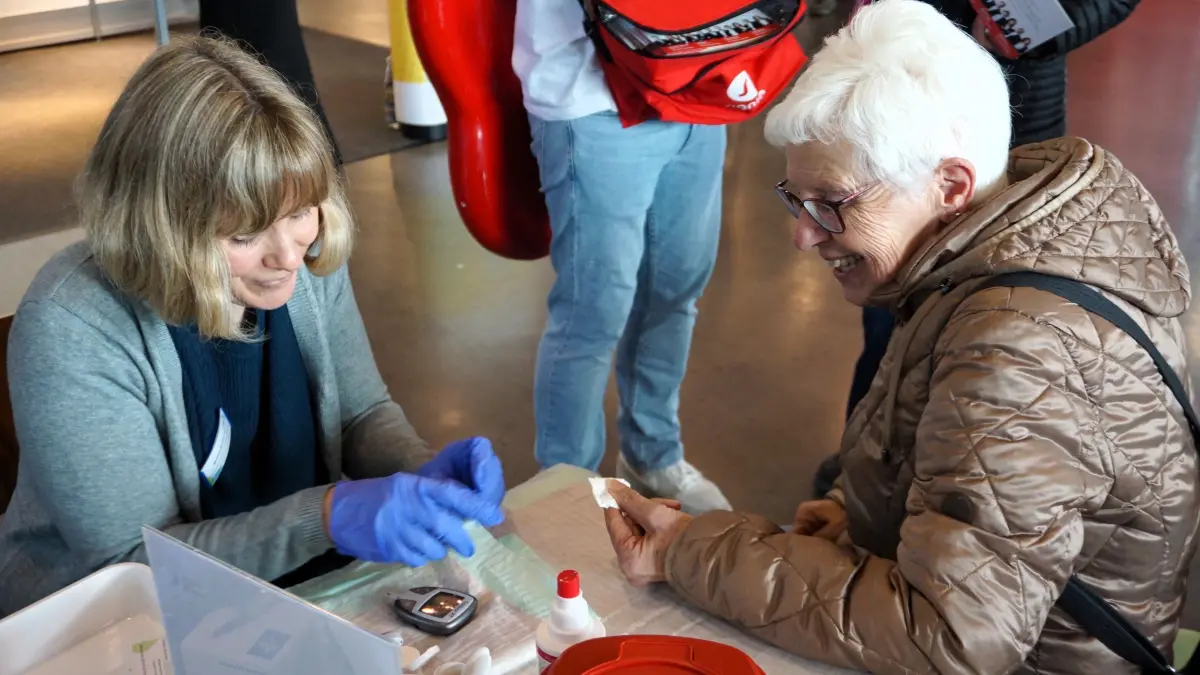 Wie steht es um den Blutzucker-Wert? Diese und andere Fragen wurden beim Vital-Check, der 21 Stationen umfasste, gleich vor Ort beantwortet. Die geschulten Kräfte nahmen sich dabei viel Zeit für ihre „Patienten“.