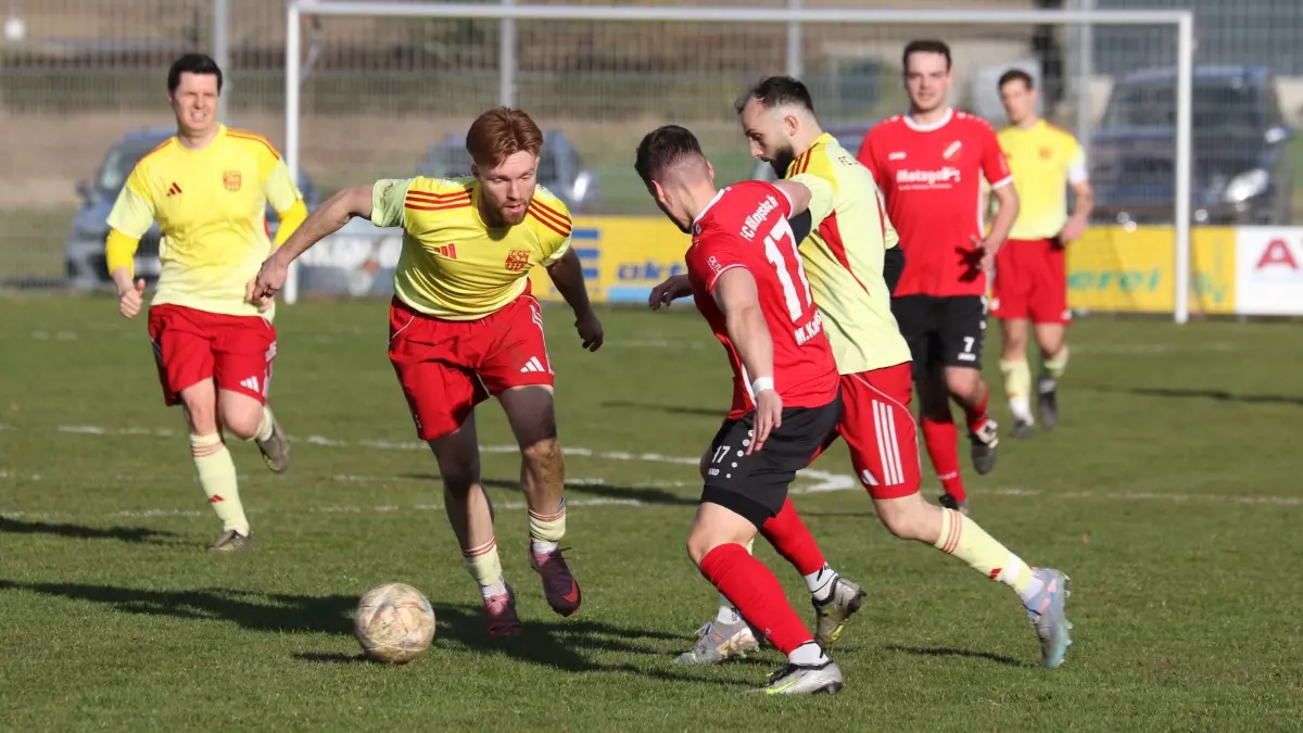 Der FC Billingsbach (rot) tut sich lange schwer gegen den FC Langenburg, gewinnt am Ende aber mit 1:0.