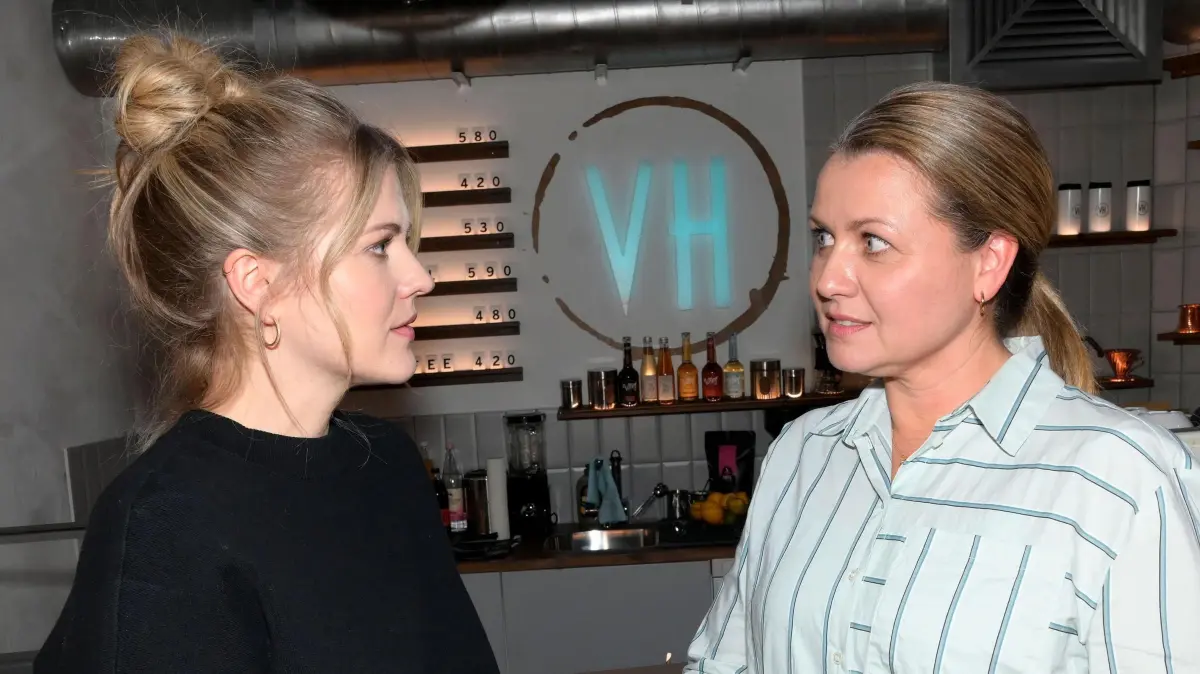 Alicia (Josefin Bressel, l.) ist stolz, dass ihre Mutter Sabine (Jessica Boehrs) ihren eigenen Weg geht. Doch in Wahrheit verschweigt Letztere ihrer Tochter etwas.