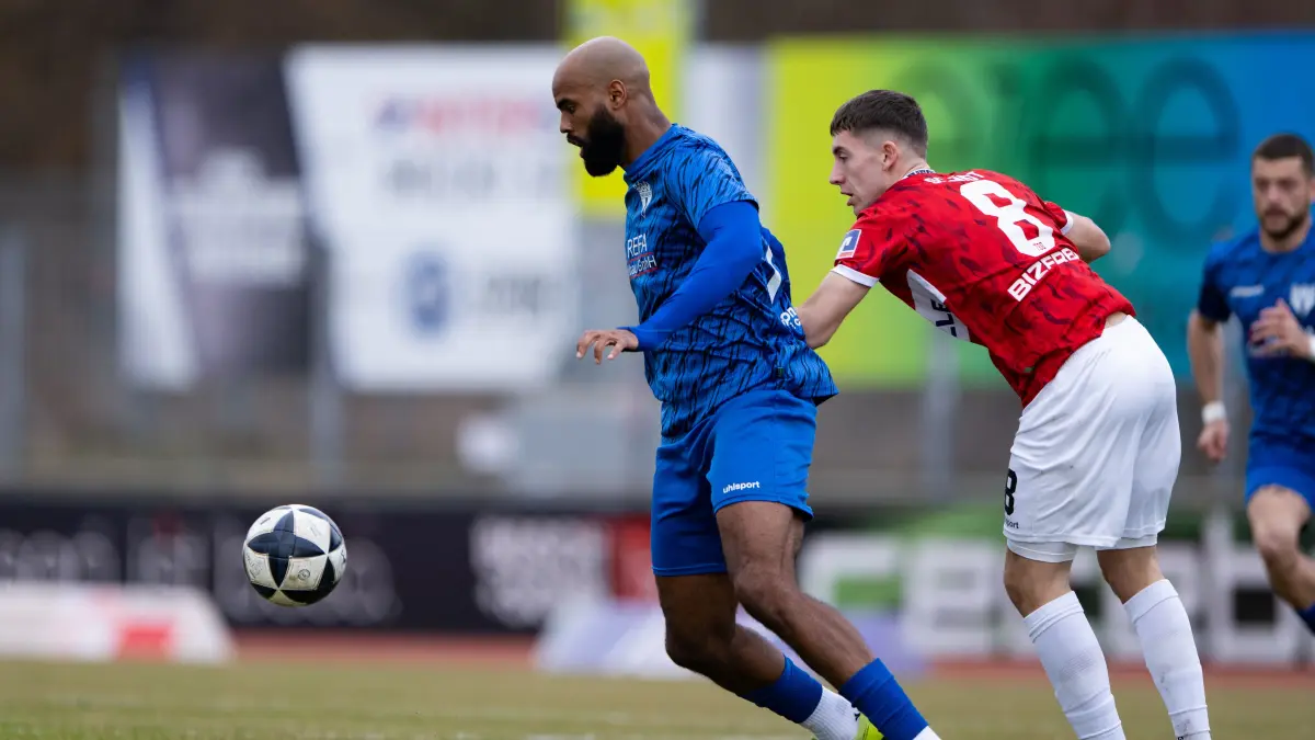 Ferdinand Schmidt, (TSG Balingen, #08) gegen Meghon Valpoot (SGV Freiberg Fussball, #77), links
TSG Balingen vs. SGV Freiberg, Fussball, Regionalliga Suedwest, 22. Spieltag, Saison 2025/2026, 28.02.2026,
Eibner-Pressefoto/Andreas Ulmer