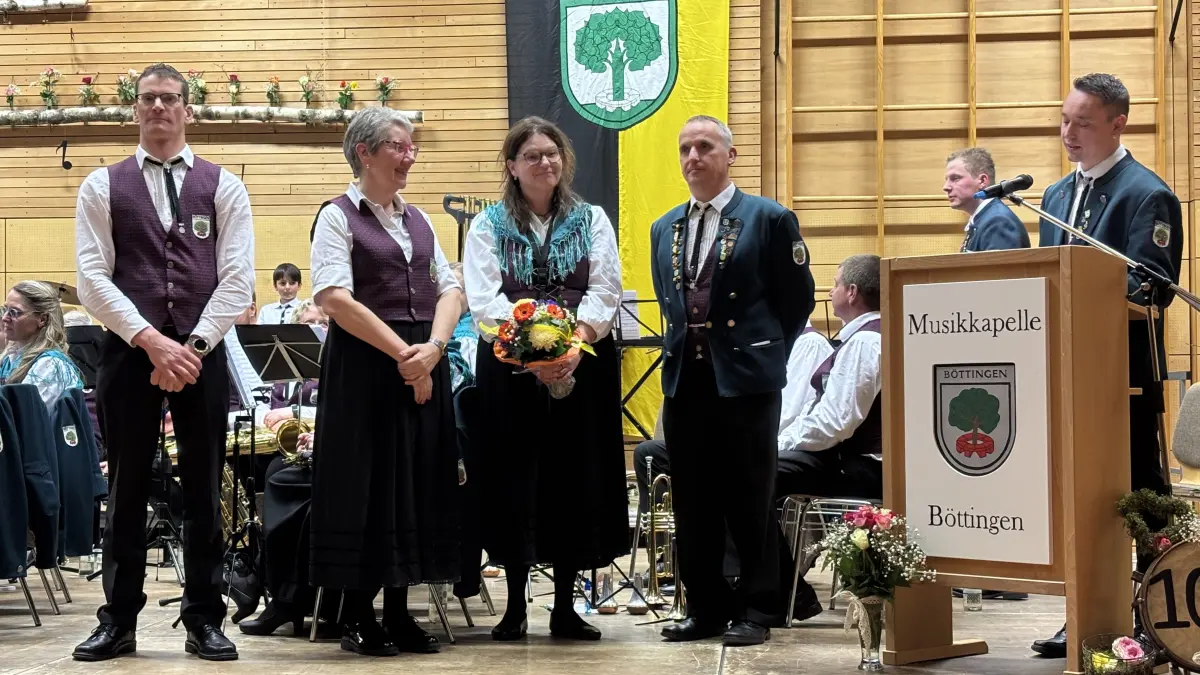 Harald Bösch hat eine eigene Jubiläumspolka „Wir l(i)eben Blasmusik“ geschrieben. Dirigentin Birgit Tomschi, Sabine Schrade und ihr Ehemann Jürgen Schrade, ehemaliger Vorstand, werden für ihre Mühen in der Kapelle geehrt. Die Schrades bleiben allerdings weiter in offizieller Position vertreten: Neuer Vorstand ist Jonas Schrade (von links).