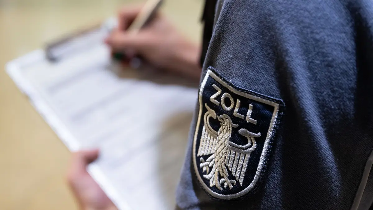 Zoll: ARCHIV - 09.03.2023, Sachsen, Dresden: Ein Zollbeamter füllt einen Personalerfassungsbogen aus. (zu dpa: «Finanzkontrolle Schwarzarbeit: Zahlreiche Verstöße») Foto: Hendrik Schmidt/dpa +++ dpa-Bildfunk +++