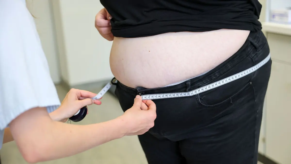 Adipositas: PRODUKTION - 06.06.2025, Sachsen, Leipzig: Der Hüftumfang einer krankhaft übergewichtigen Frau wird im Rahmen des Adipositas-Therapie-Programms des Universitätsklinikums Leipzig gemessen. (zu dpa: «Diagnose krankhaftes Übergewicht: 900.000 Menschen betroffen») Foto: Jan Woitas/dpa +++ dpa-Bildfunk +++