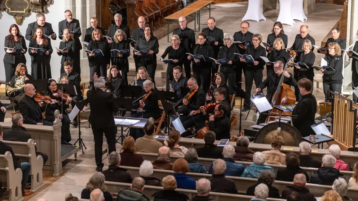 Requiem Novum von Marten Jansson, Benefizkonzert des Rotary-Clubs Göppingen-Stauferland zugunsten der NWZ-Aktion "Gute Taten", Oberhofenkirche
