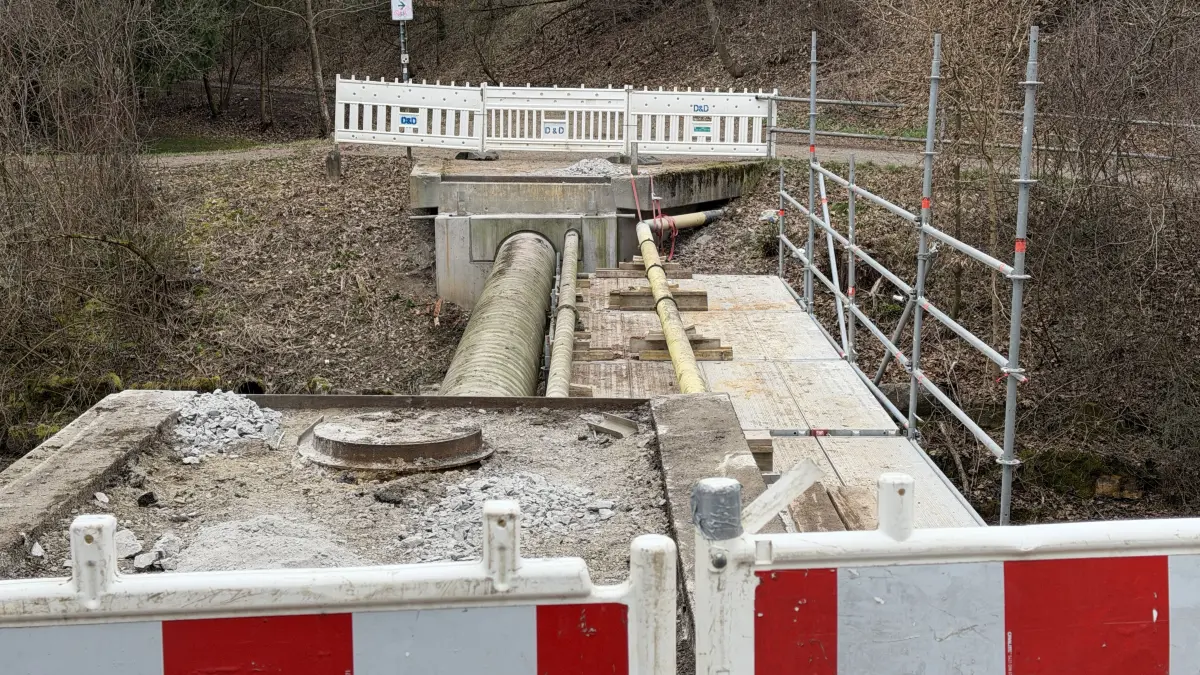 Die Brücke über die Starzel zwischen Stein und Hechingen wird erneuert. Der Fahrradweg ist daher derzeit gesperrt.