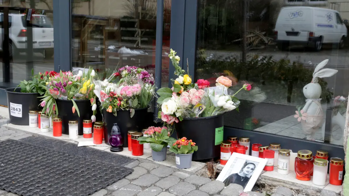 Gewalttat Schrozberg Trauer am Tatort Blumen Kerzen