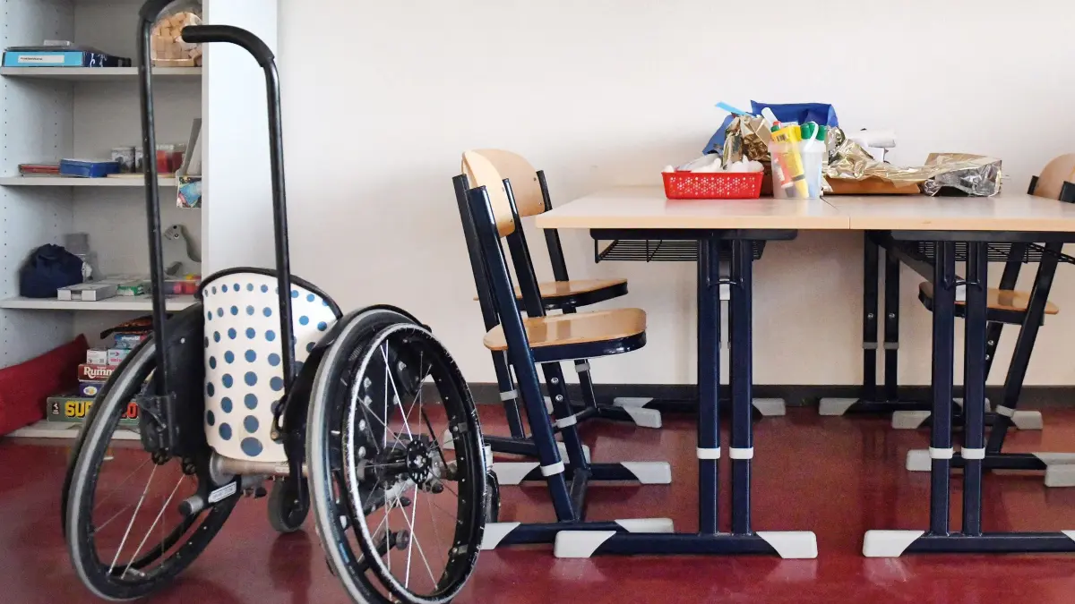Inklusion an Schulen: ARCHIV - 07.12.2017, Brandenburg, Potsdam: Ein Rollstuhl steht in einem Klassenraum. (zu dpa: «GEW-Umfrage an Förderschulen zu Ganztag zeigt große Defizite») Foto: Maurizio Gambarini/dpa +++ dpa-Bildfunk +++