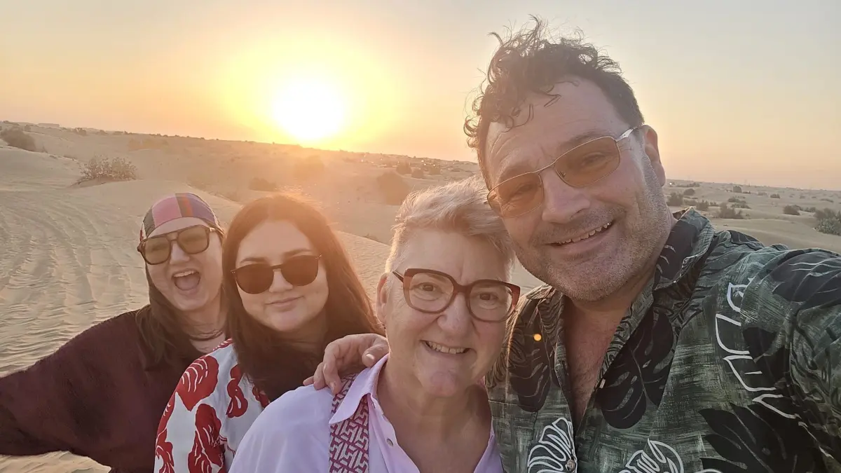 Da war noch alles in Ordnung: Familie Bürker in der Wüste nahe Dubai.