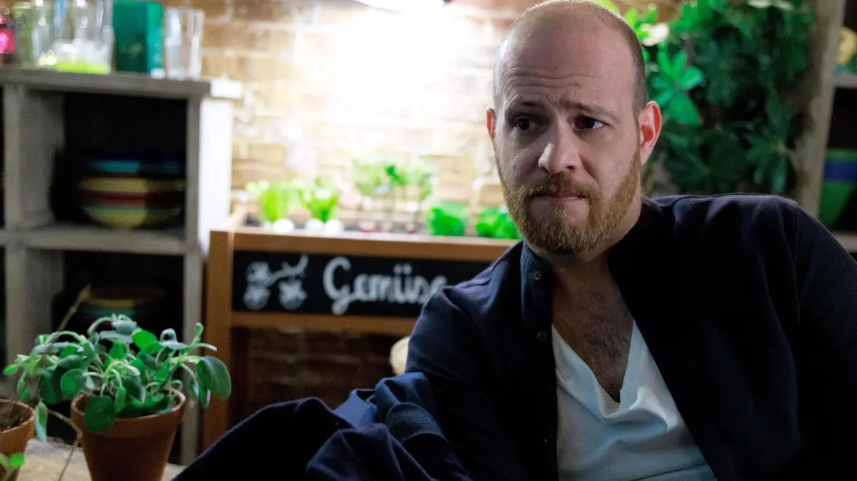 Tobias (Patrick Müller) muss eine Entscheidung treffen. (Bild aus Folge 7822)