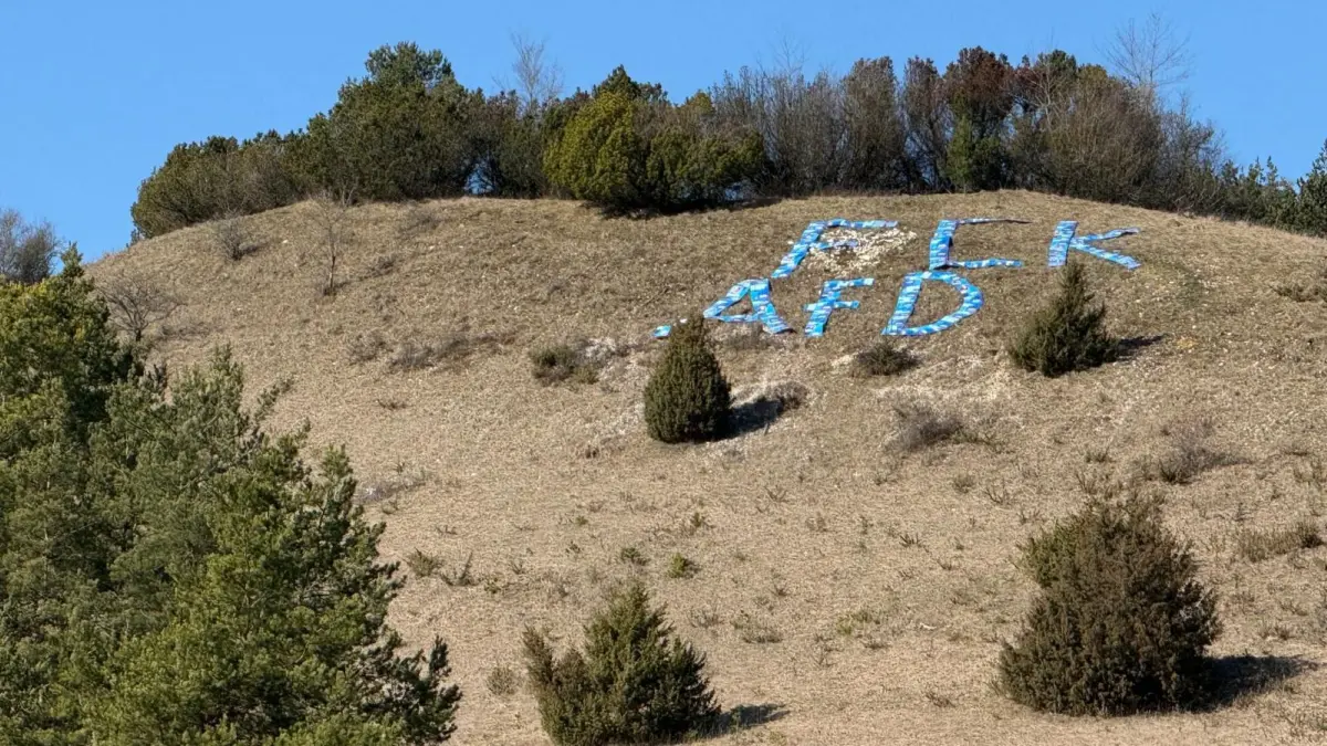 Diese Beschimpfung war am Montag für alle, die zwischen Münsingen und Seeburg unterwegs waren, sichtbar.