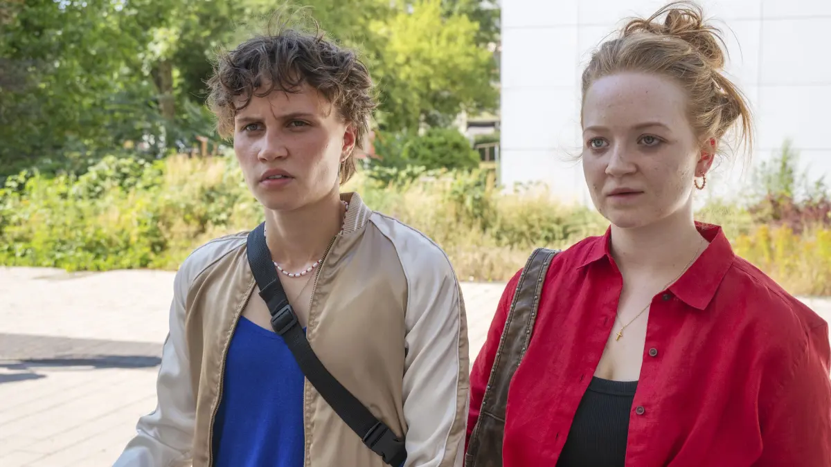 Lara Becker (Luna Jordan, l.) unterstützt ehrenamtlich die Polin Dania (Nicola Magdalena Lüders), die ihr Kind abtreiben möchte.