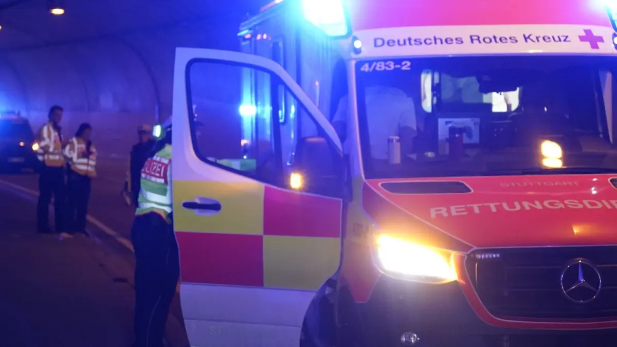 Stuttgart: Zwei Schwerverletzte nach Motorradunfall im Heslacher Tunnel: Zwei Schwerverletzte nach Motorradunfall im Heslacher Tunnel<br /><br />
Auf der B14 stadteinwaerts in Richtung Stuttgart kam es im Heslacher Tunnel in den Nachmittagsstunden zu einem Verkehrsunfall mit einem Motorrad. Dabei wurden die beiden Motorradfahrer schwer verletzt.<br /><br />
Die Verletzten wurden nach der Erstversorgung am Unfallort zur weiteren medizinischen Behandlung in ein Krankenhaus gebracht.<br /><br />
Zur Unfallursache liegen derzeit noch keine gesicherten Erkenntnisse vor. Die Ermittlungen dauern an.