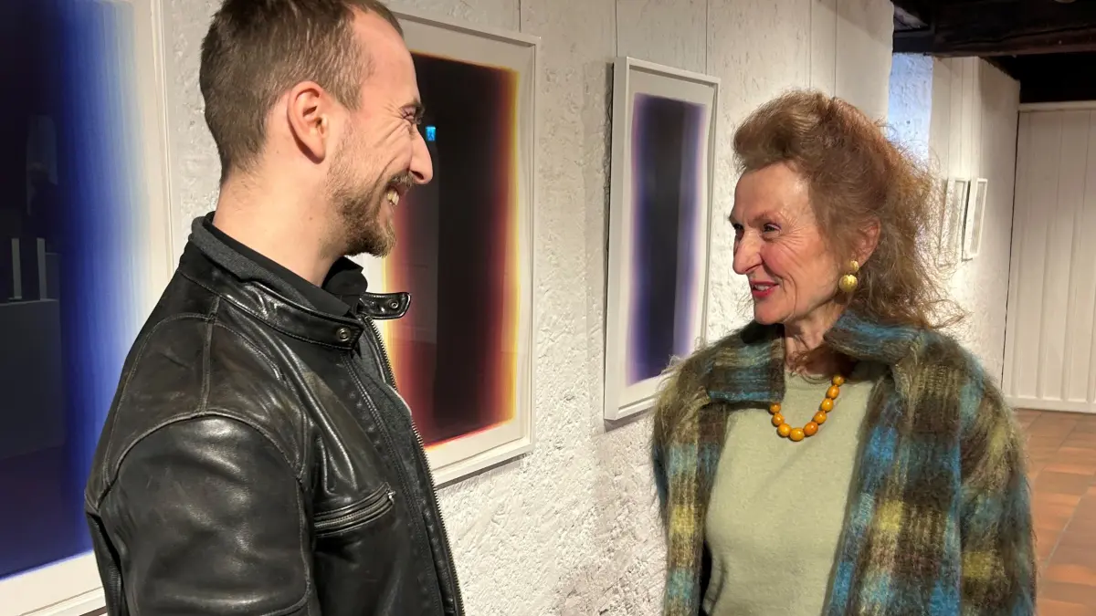 Vernissage in der Galerie im Alten Bau Geislingen - Edda Jachens - Edda Jachens, hier im Gespräch mit Ausstellungsleiter Domenik Gebhardt, zeigt im Alten Bau Aquarelle und Plastiken.