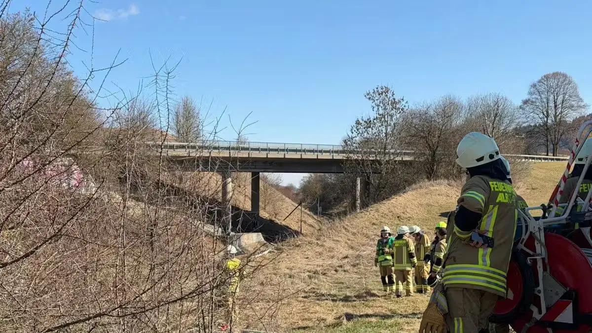 Der Einsatz an der Bahnstrecke zwischen Albstadt und Balingen läuft.