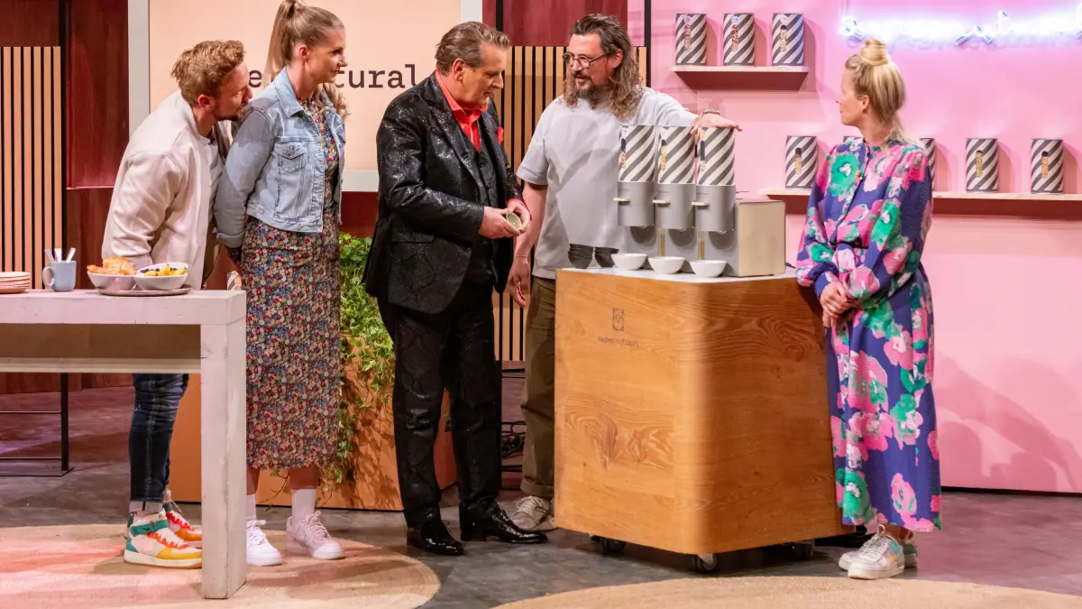 Die Gast-Löwen Anne (2. v. l.) und Stefan Lemcke (l.) nehmen mit Ralf Dümmel (M.) den „Nutbooster" unter die Lupe.