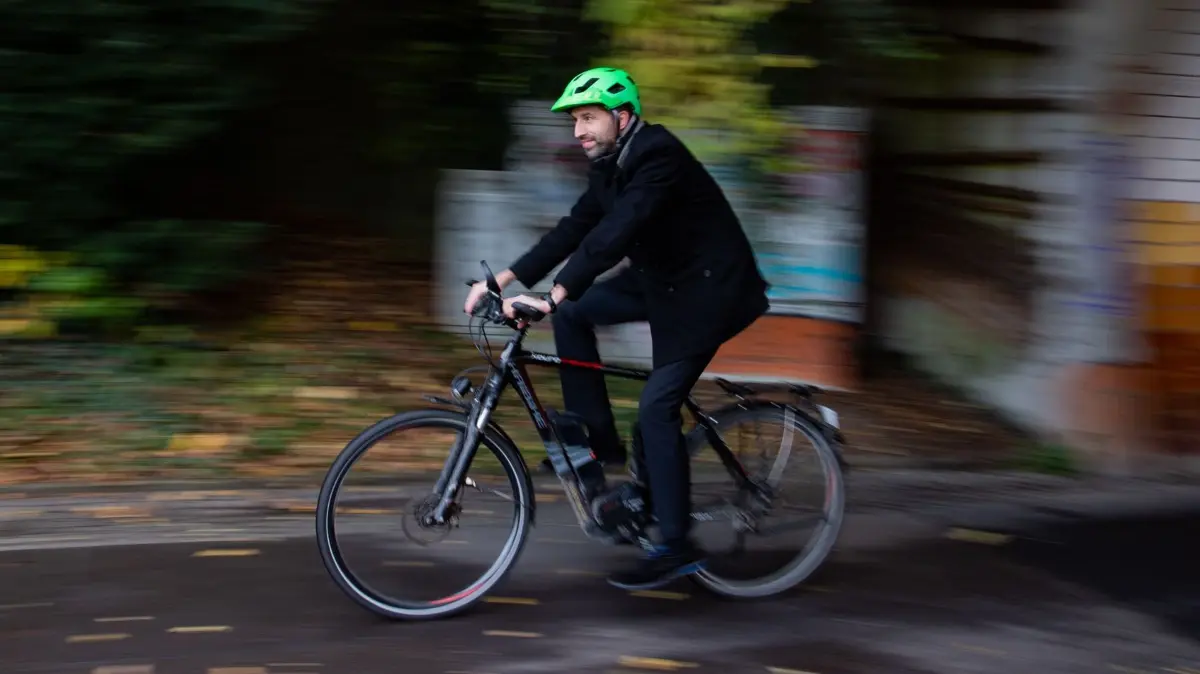 Palmer gibt einen Fahrrad-Tunnel für Pedelecs frei: ARCHIV - 12.11.2019, Baden-Württemberg, Tübingen: Boris Palmer (Bündnis 90/Die Grünen), Oberbürgermeister der Stadt Tübingen, fährt auf seinem S-Pedelec aus einem Tunnel. Er gibt einen Fahrrad-Tunnel für schnelle S-Pedelecs frei. E-Bikes, die bis zu 45 Stundenkilometer fahren können, dürfen eigentlich nur auf der Straße fahren. Palmer will das ändern und hat eine Ausnahmegenehmigung beim Verkehrsministerium eingeholt. (zu dpa: «Palmer hat Ärger wegen Fahrrad-Kennzeichen») Foto: Tom Weller/dpa +++ dpa-Bildfunk +++