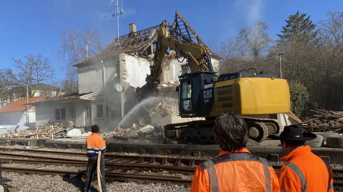 Der Abrissbagger ist am Werk: In der Hechinger Unterstadt wird der 125 Jahre alte Landesbahnhof plattgemacht.