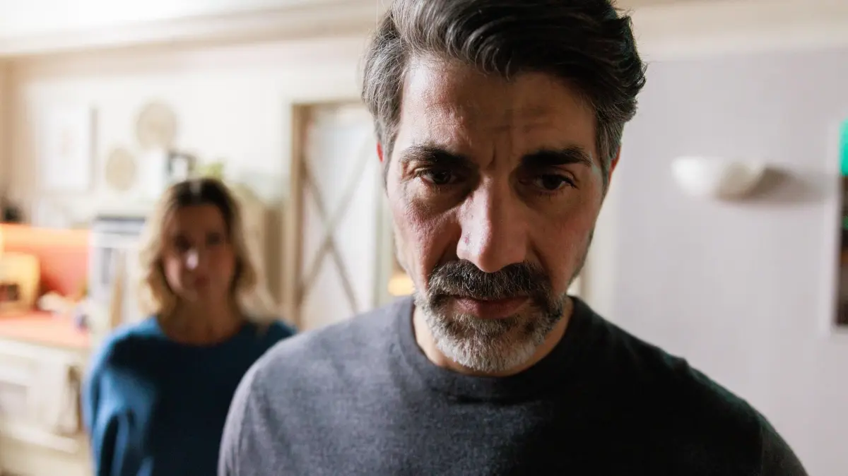 Ferhat (Harun Yildirim) überwindet seinen eigenen Schmerz zu Majas Wohl. Hinten Ute (Isabell Hertel)